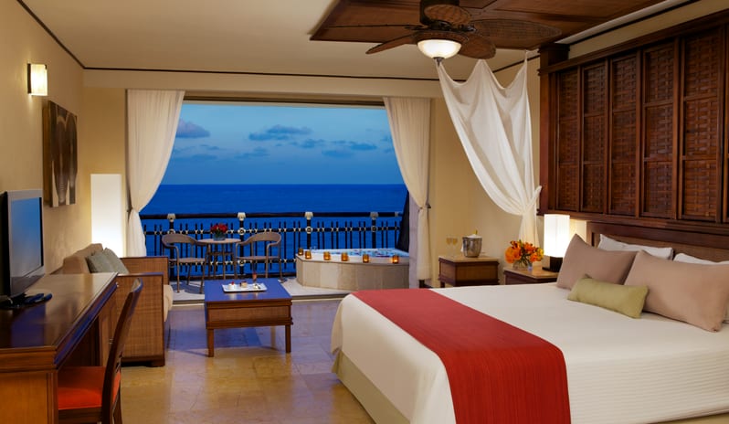 Dreams Riviera Cancun Resort & Spa-Preferred-Club-Ocean-Front-Honeymoon-Suite-2_4413